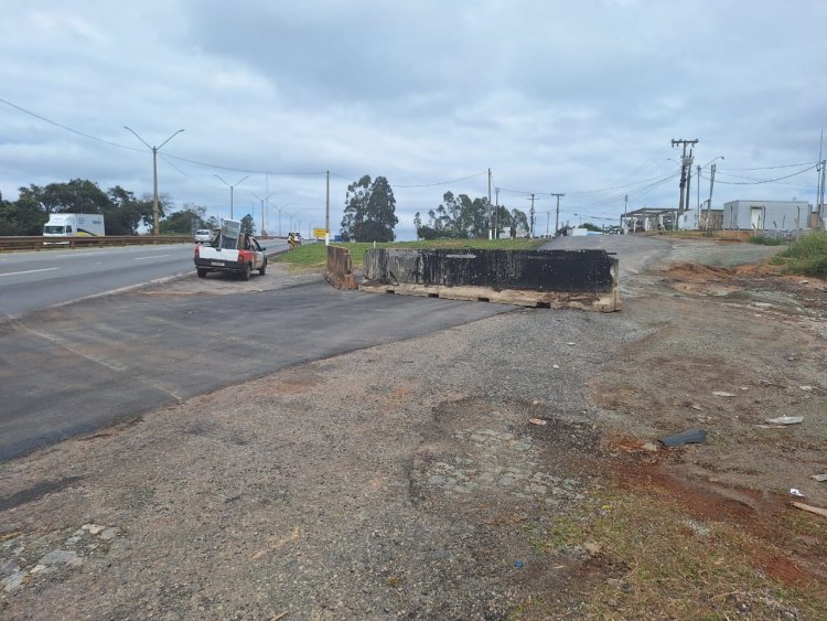 Entrada para a comunidade de Pedras continua impedida