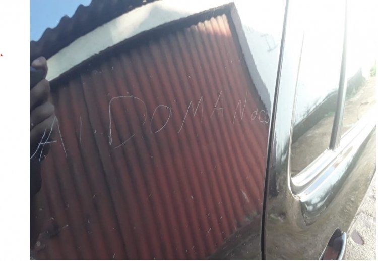 VANDALISMO - Carro é arranhado com frases e desenhos obscenos