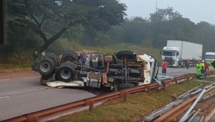 ACIDENTE - Colisão de carreta e caminhonete deixa uma pessoa ferida