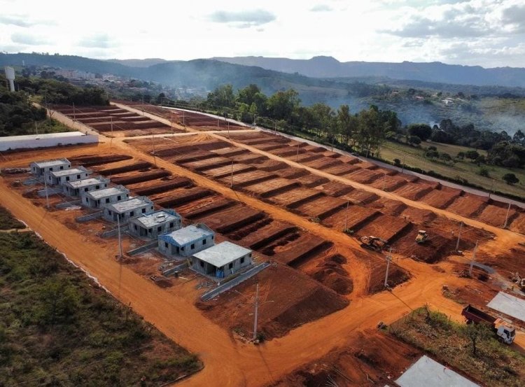 MORADIA DIGNA - Construção das casas populares em andamento