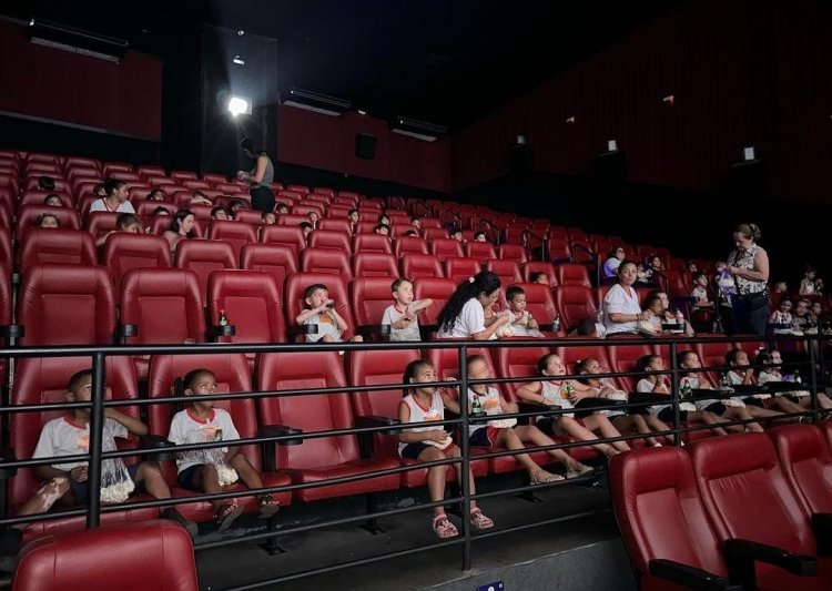 LAZER E CULTURA - Estudantes da rede pública no cinema