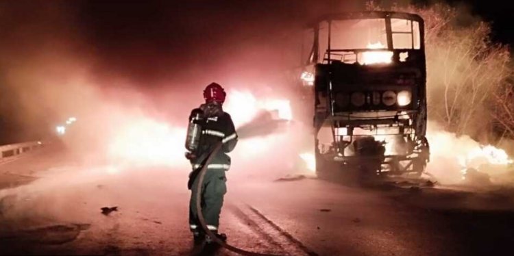 Ônibus com destino à Bahia é destruído pelas chamas