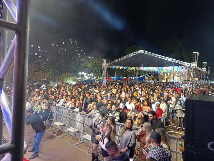 QUADRILHANEJO - Festa reúne sete mil pessoas na praça