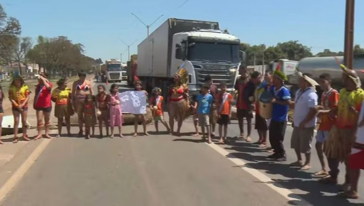 Indígenas da aldeia Katurãma fazem manifestação na BR-381