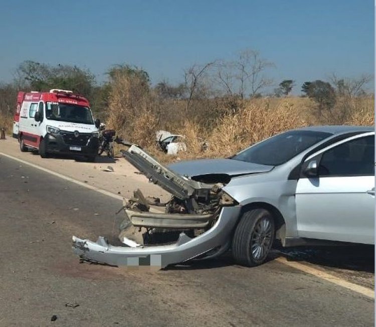 Colisão de dois carros na rodovia