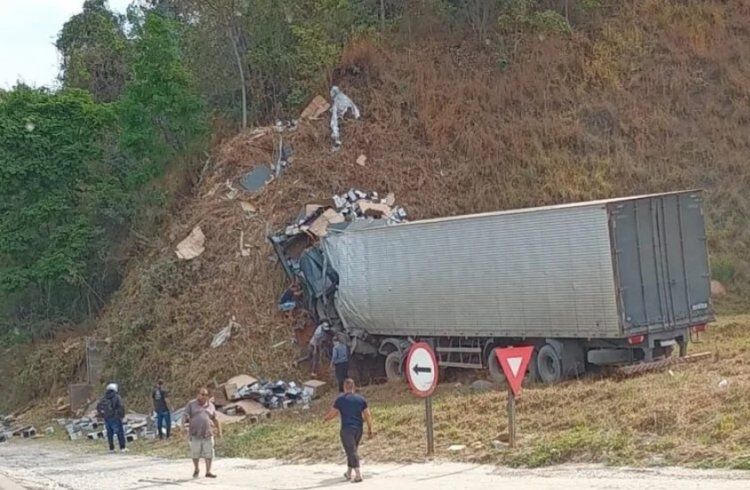 Caminhão sai da pista e bate em barranco na Fernão Dias