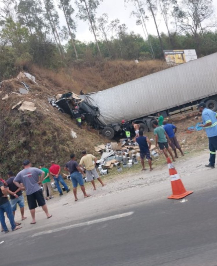 Caminhão sai da pista e bate em barranco na Fernão Dias