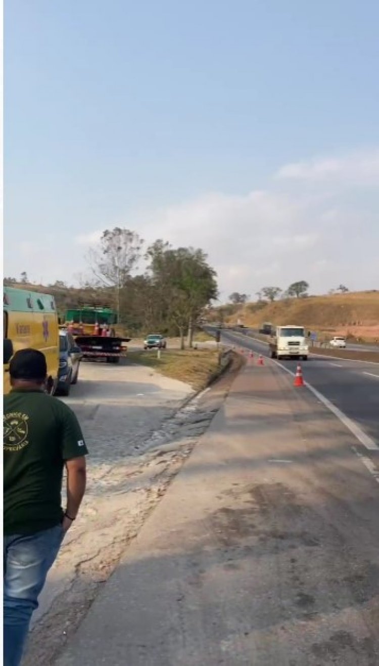 Caminhão sai da pista e bate em barranco na Fernão Dias