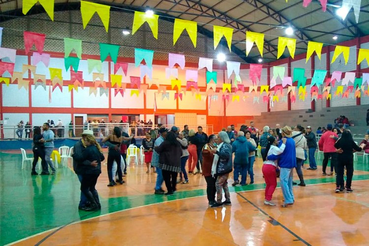 Baile da terceira idade neste domingo