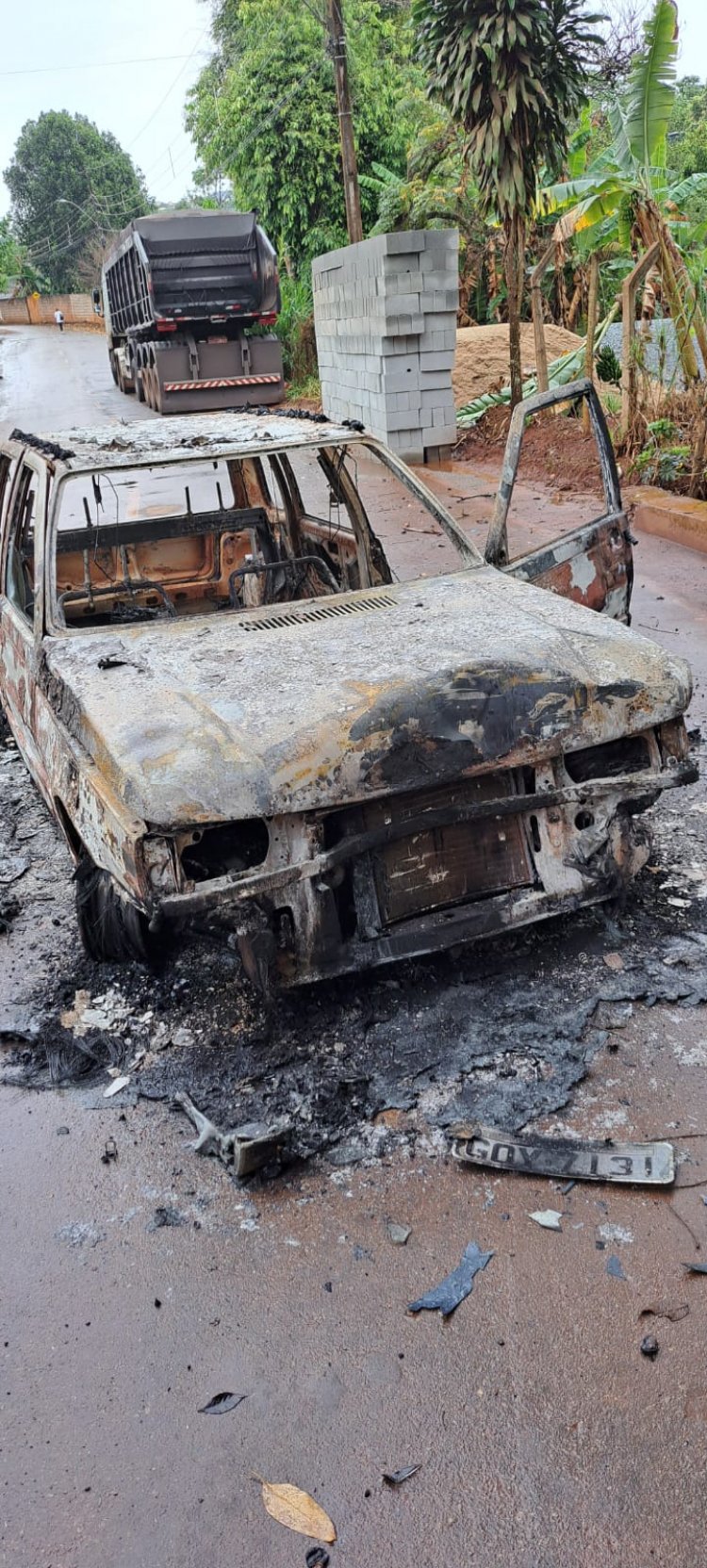 Fiat Uno é destruído em incêndio após bater em carreta