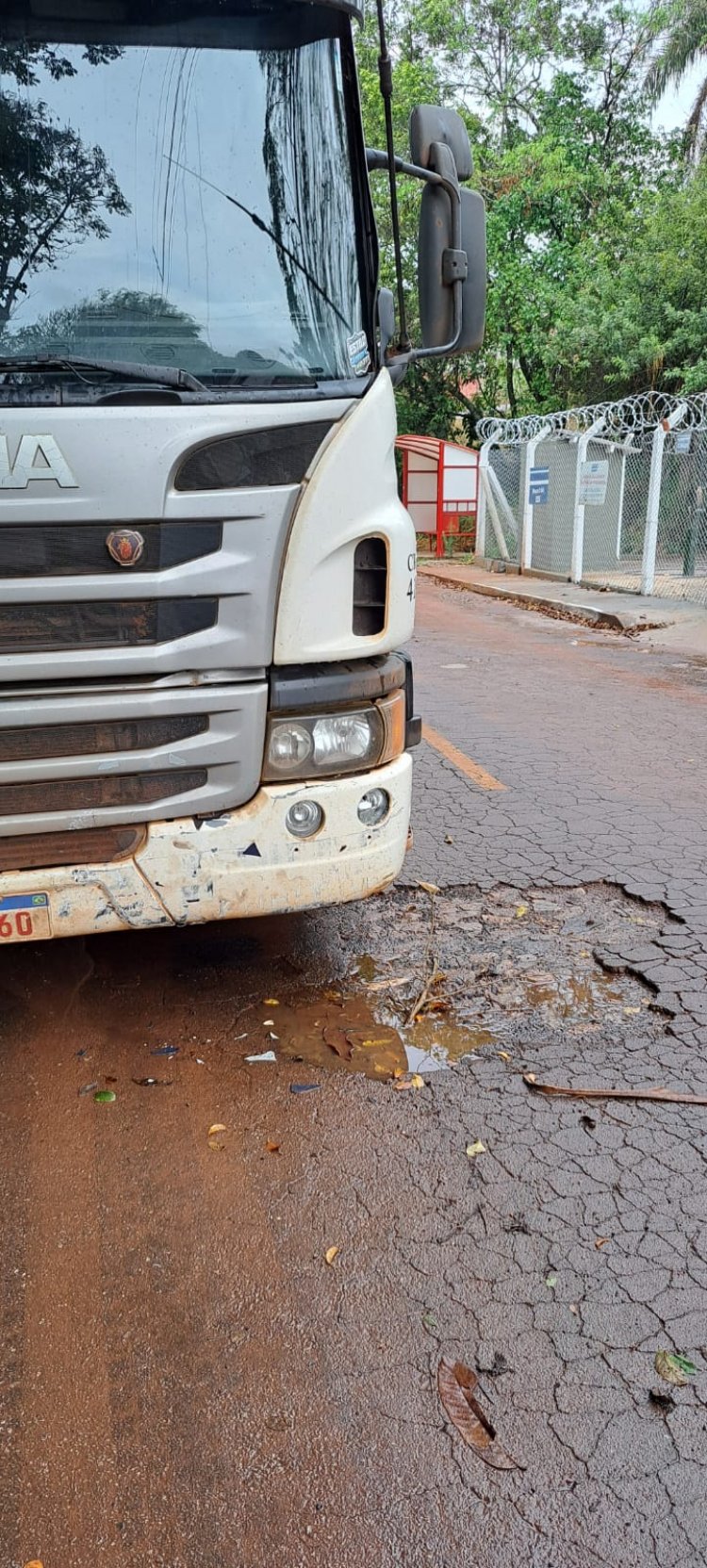 Fiat Uno é destruído em incêndio após bater em carreta