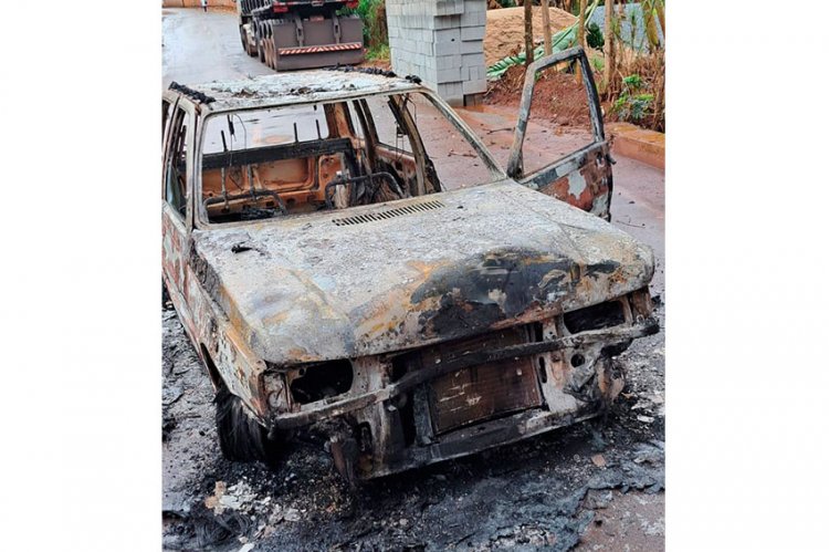 Fiat Uno é destruído em incêndio após bater em carreta